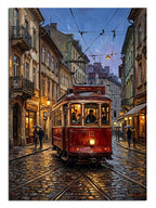 Gece ışıklı taş sokakta kırmızı tramvay