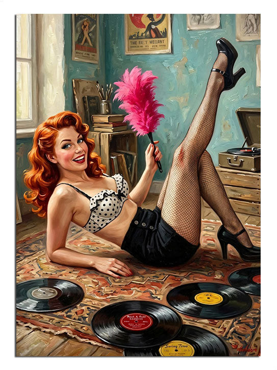 Yerde plaklarla yatan kızıl saçlı pin-up kız