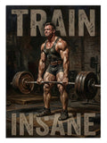 Halter kaldıran kaslı adam siyah beyaz ve TRAIN INSANE yazılı