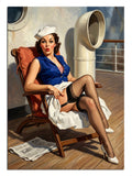 Gemide şezlongda oturan pin-up denizci kadın