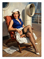 Gemide şezlongda oturan pin-up denizci kadın