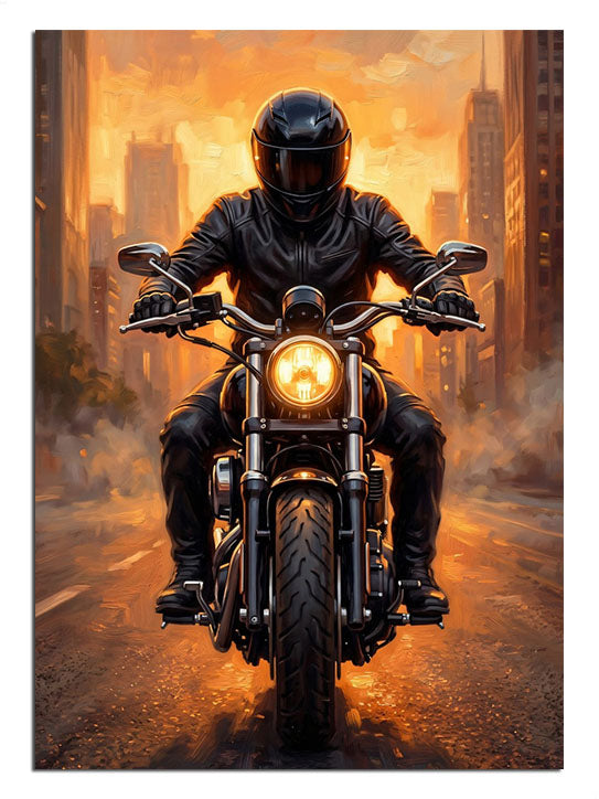 Şehirde gece motosikletli ve kasklı sürücü