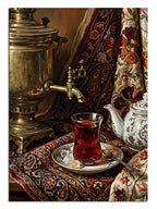 Semaver ve çay bardağı ve halılı ve bakırlı masa