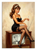 Televizyon üzerinde oturan siyah elbiseli ve anten ayarlayan pin-up kadın