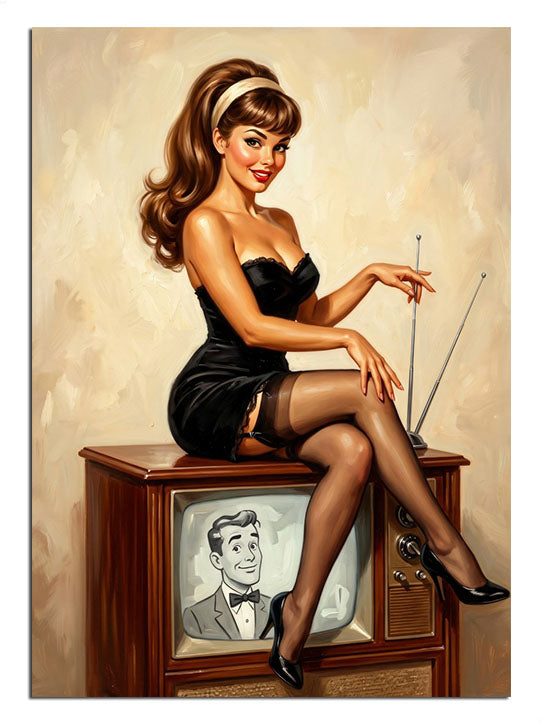 Televizyon üzerinde oturan siyah elbiseli ve anten ayarlayan pin-up kadın