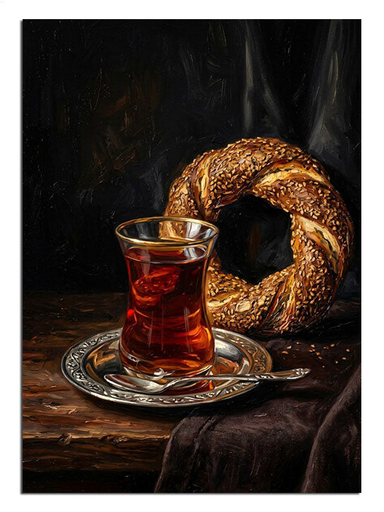 Çay bardağı ve simit ve tabaklı ve ahşap masa