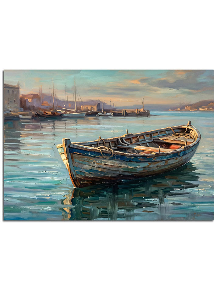 Huzurlu su yüzeyinde balıkçı teknesi.