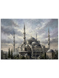 Minareleri ve kubbeleriyle tarihi İstanbul camii silüeti.
