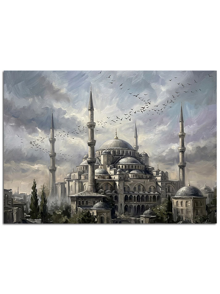 Minareleri ve kubbeleriyle tarihi İstanbul camii silüeti.