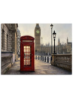 Sisli bir Londra gününde ikonik kırmızı telefon kulübesi.