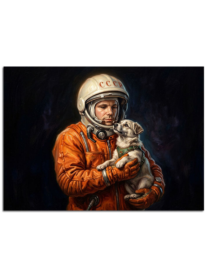 Astronot kıyafetiyle yavru bir köpeğe sarılan küçük çocuk.