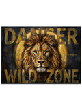 "Danger Wild Zone" yazılı, vahşi aslan bakışlı uyarı tabelası.