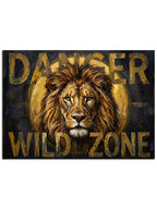 "Danger Wild Zone" yazılı, vahşi aslan bakışlı uyarı tabelası.