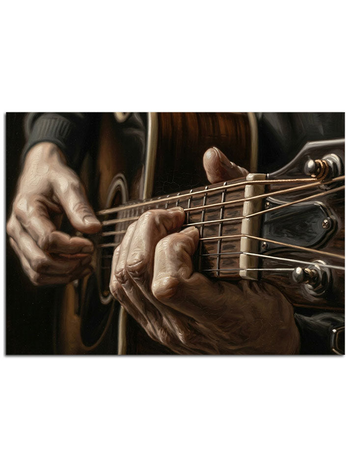 Akustik gitarın tellerine dokunan bir müzisyenin detaylı elleri.