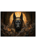 Altın takılarıyla karanlıklar içinden bakan Anubis figürü.