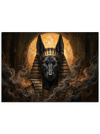 Altın takılarıyla karanlıklar içinden bakan Anubis figürü.