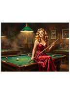 Bilardo masasında ıstaka ile poz veren şık kadın.