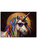 Gözlüklü ve renkli yeleleri olan karizmatik unicorn.