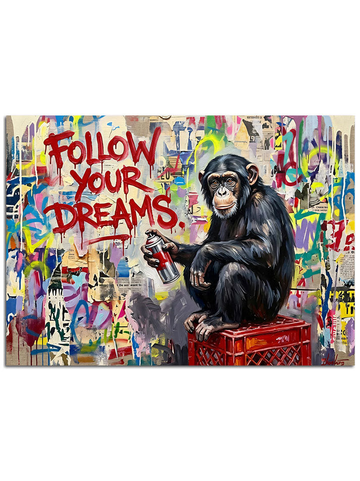 Duvar yazısı önünde ressam panda.
